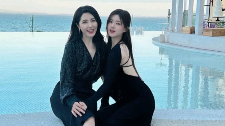 曾黎|曾黎晒与赵露思合照，穿黑色连衣裙大长腿抢眼，微胖身材很迷人