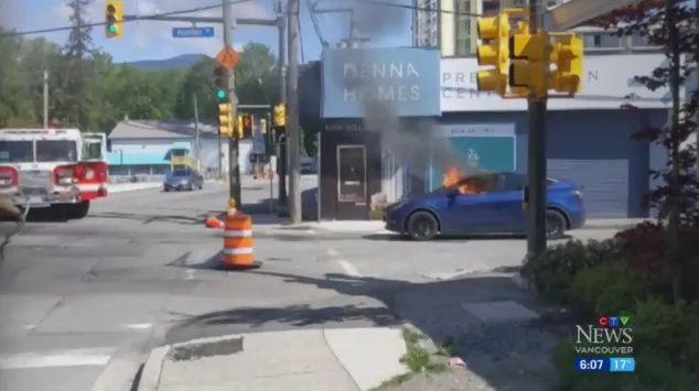 特斯拉半路突然断电冒烟起火!加拿大男车主踢碎车窗惊险逃生