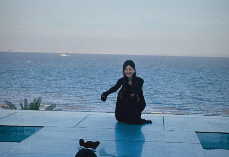 恋爱脑|赵露思黑色露背长裙,体现出来的是少女感,看着十分的舒服温柔