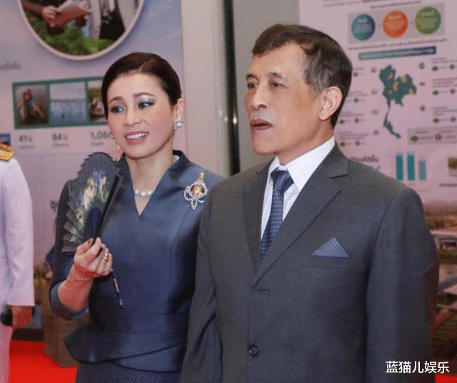 黄磊|44岁苏提达红光满面,独自陪伴玛哈出镜,轻摇纸扇颜值出众惊艳