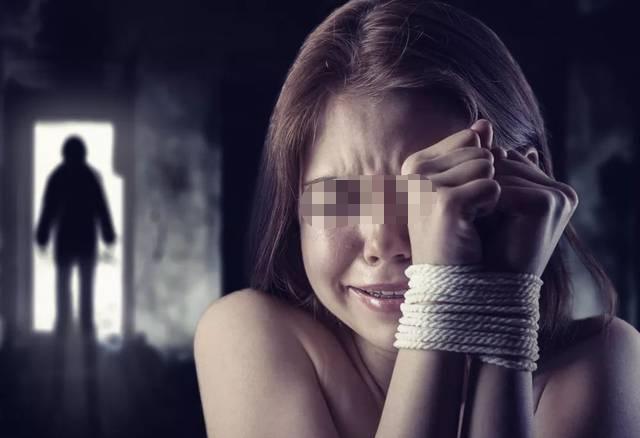 男子发现同居女友和他人有暧昧关系,不顾对方处于经期内实施侵犯