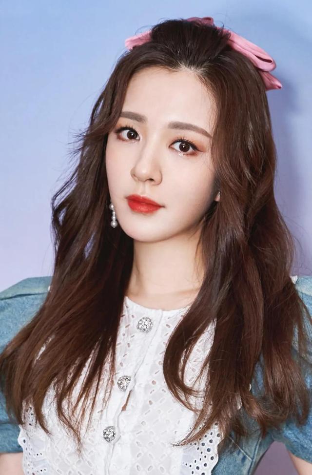 王晓晨|王晓晨,春天里的一朵小红花