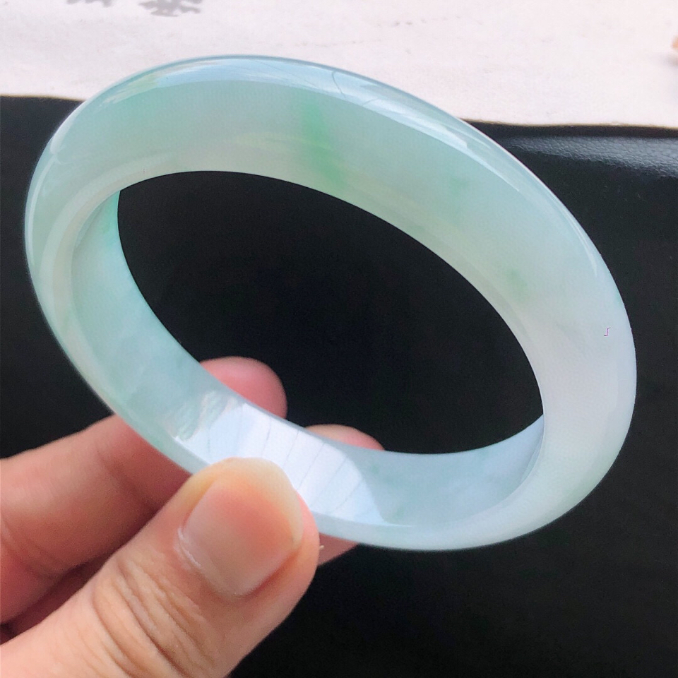 翡翠手镯|1万块和10万块的翡翠手镯，差距到底有多大？答案揭晓