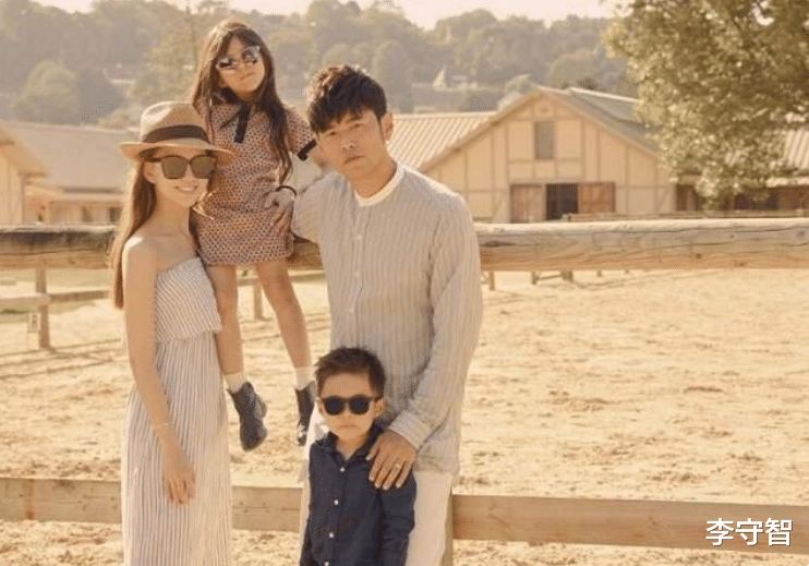 周杰伦|周杰伦说妈妈比他潮，母亲叶惠美气质好，他却发福穿豹纹像暴发富