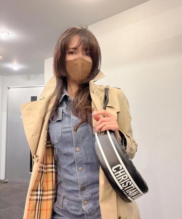 眼影 51岁工藤静香节俭衣扣坏了仍在穿，背上迪奥满屏气场，美甲引争议