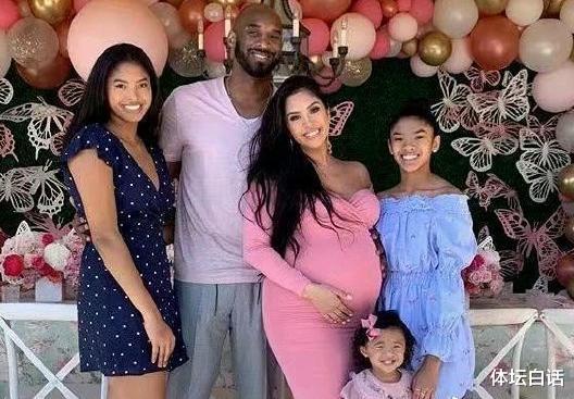 瓦妮莎|艰难守寡！39岁瓦妮莎深夜出行，穿贴身裙身材火辣，黑人男士偷瞄