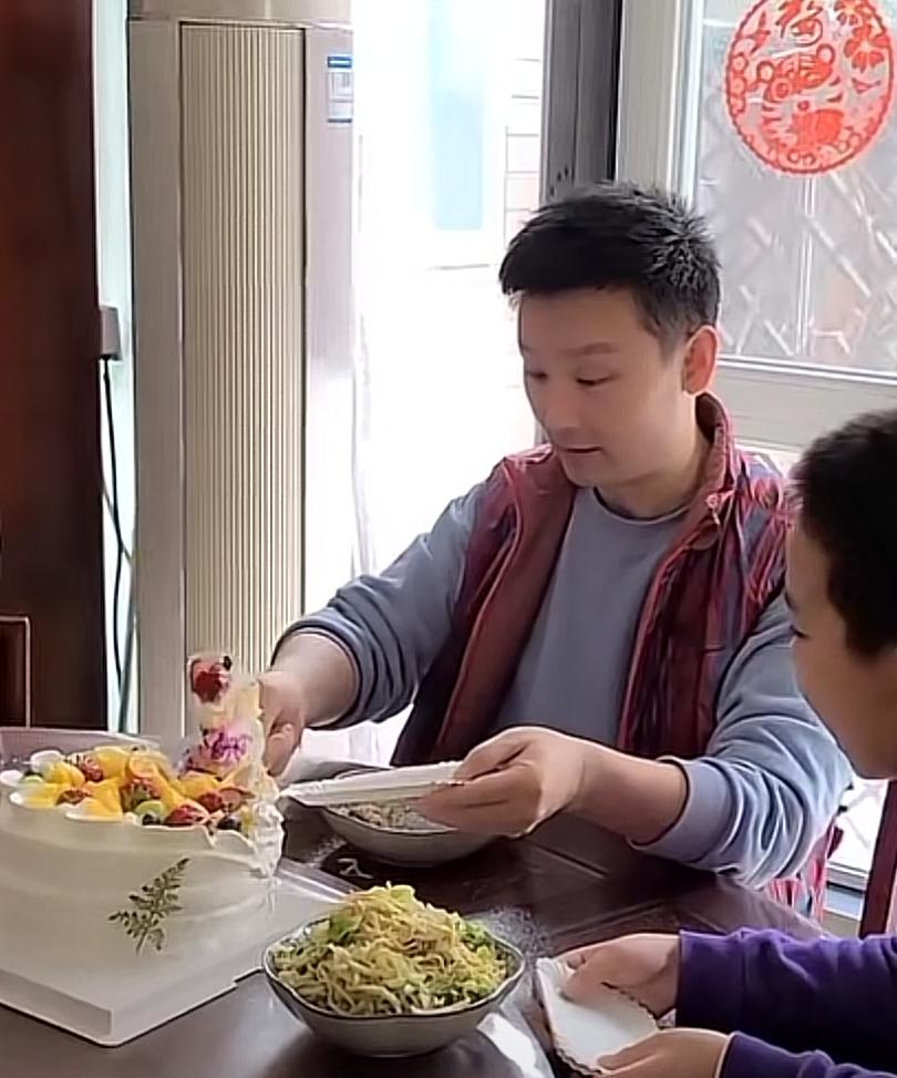 刘和刚为母亲庆生，妻子孙悦入镜好惊艳，宅内名画曝光装修大气