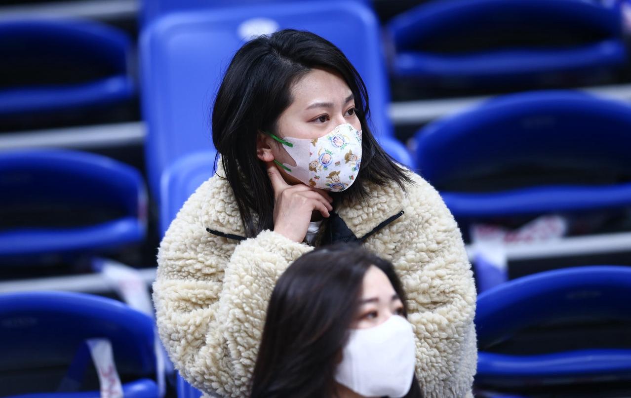女球迷|美丽的女球迷，亮相CBA赛场！她们戴着口罩，却更显得活力四射