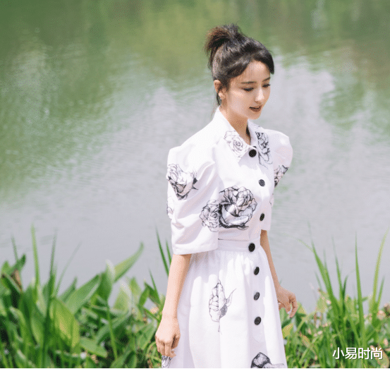 穿衣搭配|佟丽娅这宽肩窄腰的穿搭真绝了，没想到清新风也这么出彩！真美