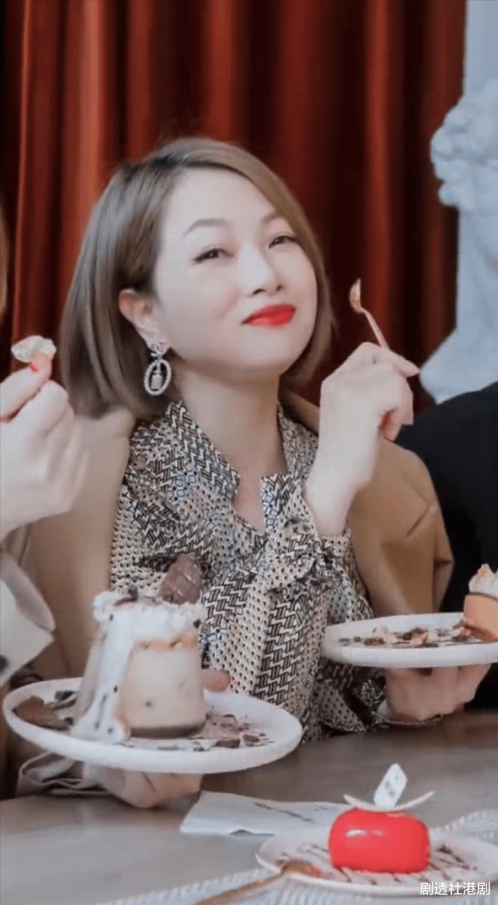 TVB|55岁“阿紫”分享少女照被网友激赞似山口百惠,曾患情绪病受尽折磨决定改名