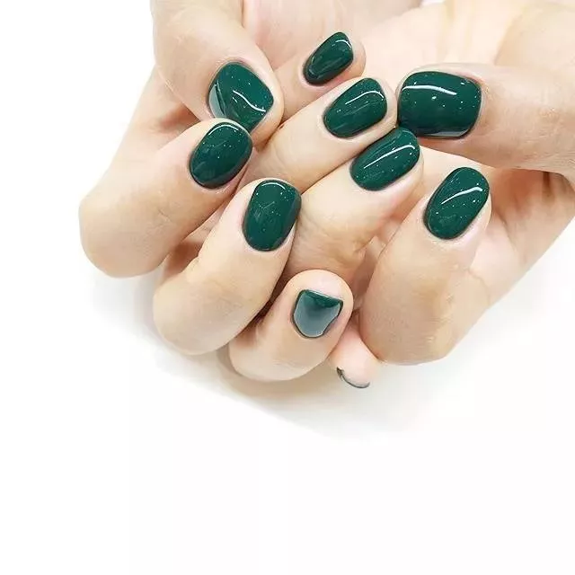 美甲 冬季做什么纯色美甲，显白又好看？