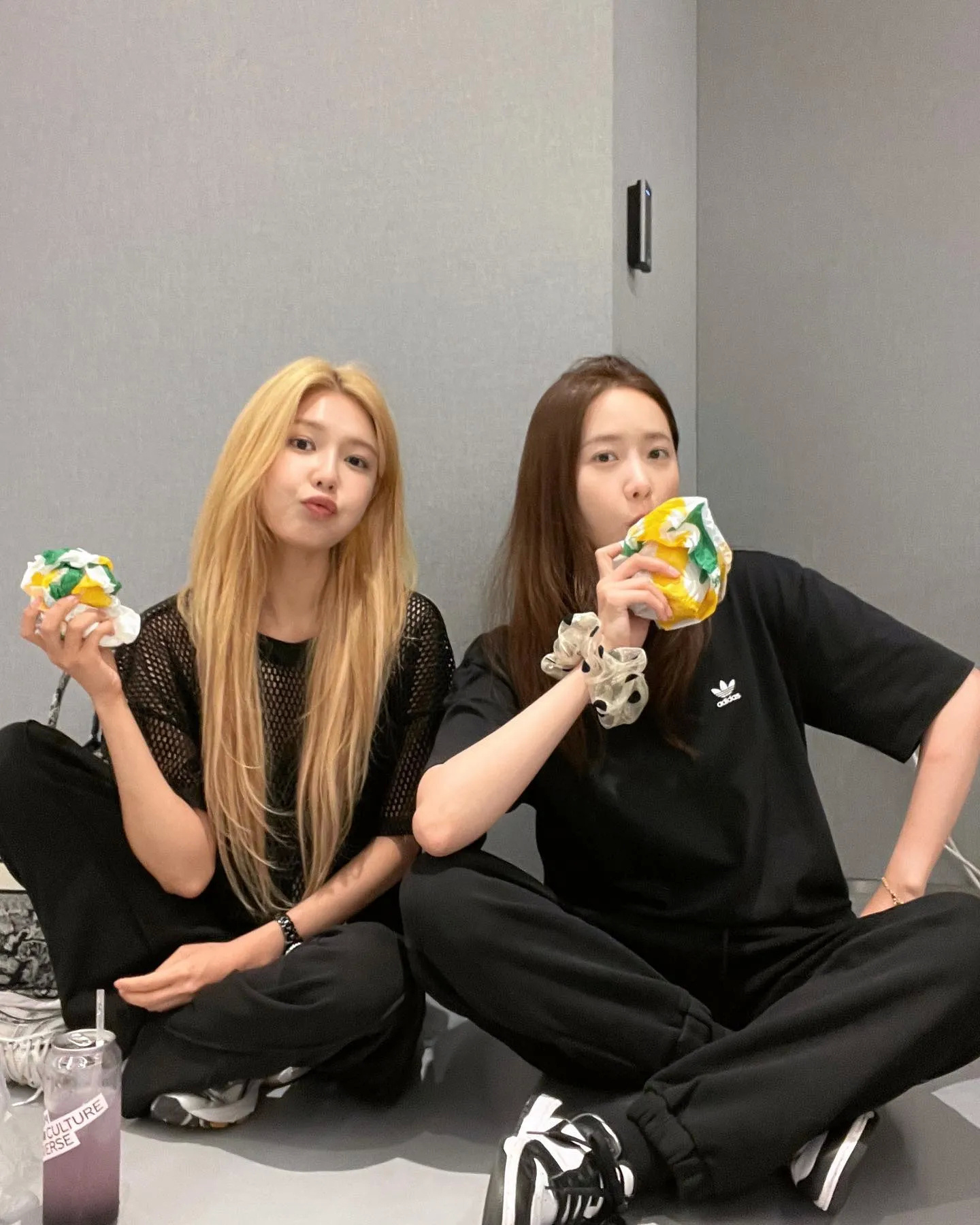 少女时代|少女时代回归实感，崔秀英和允儿合吃三明治，“十五年的饭友”