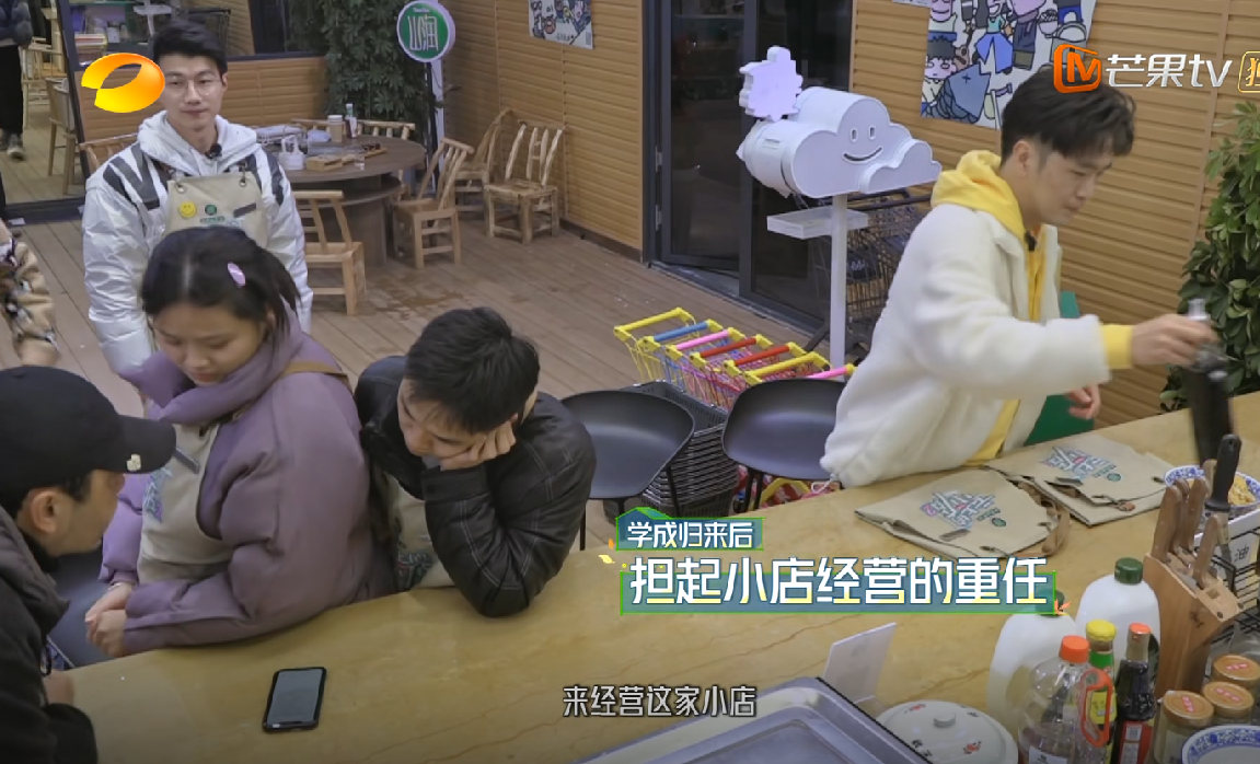 汪涵|汪涵帮听障人士找工作,张含韵为交流学手语,这档综艺来真的