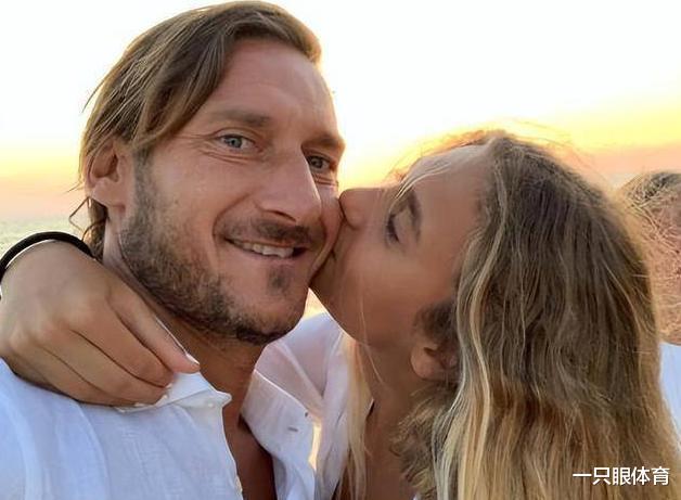 明星|37岁托蒂与新欢度假!穿粉裤衩骚气,女友身材傲人,跟前妻神似