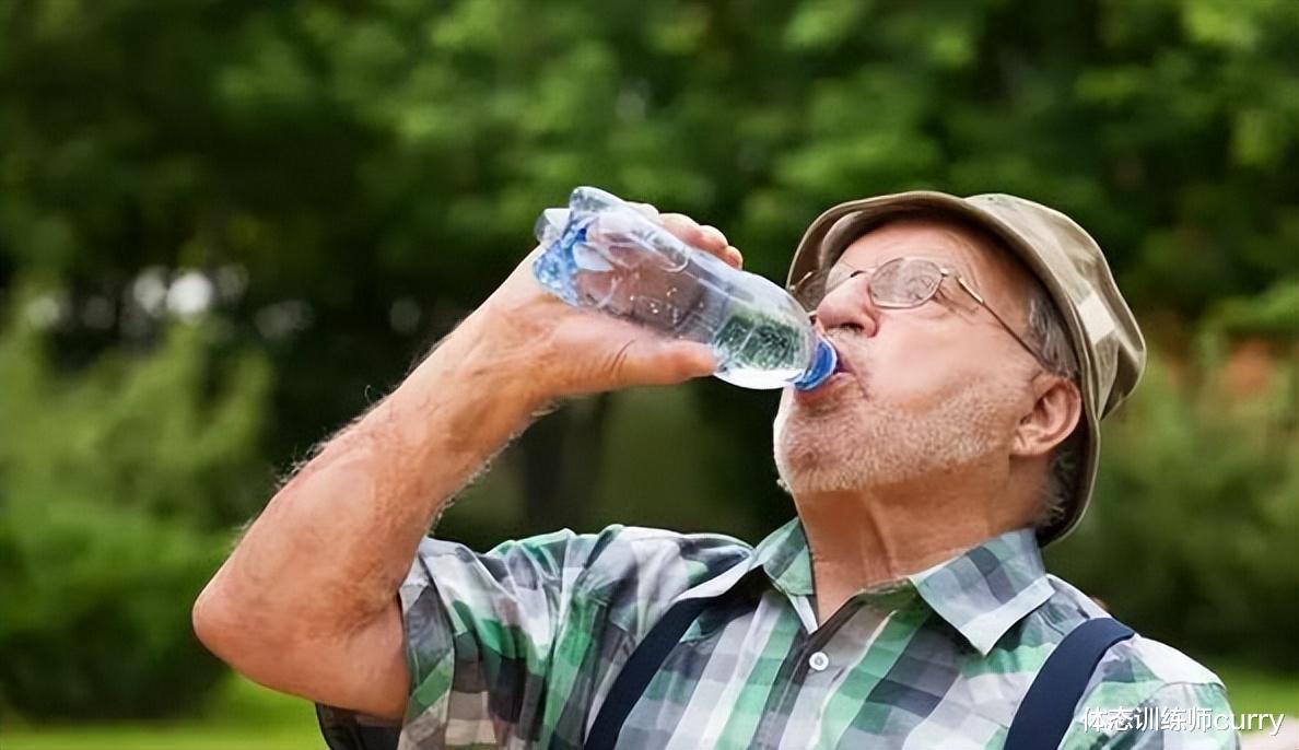 医生|早上空腹喝水的人,或比不吃早餐的人危害更大?