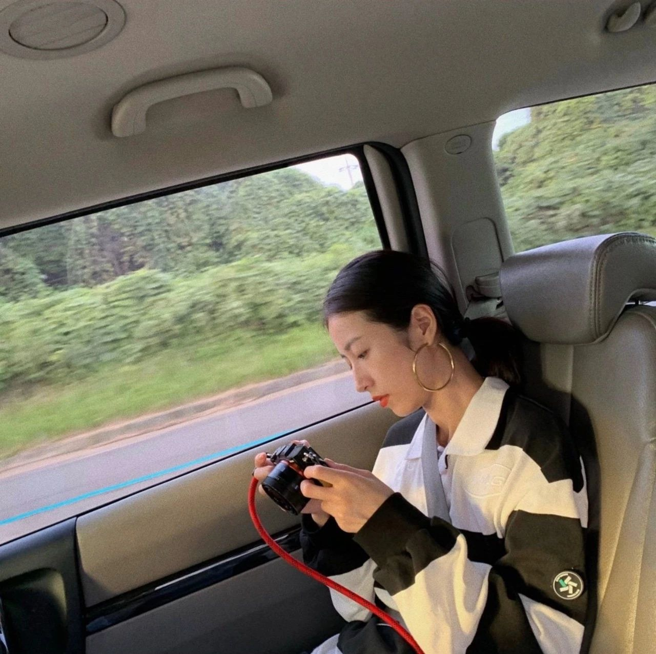 白玉|周雨彤在《我在他乡挺好的》中演技哭戏值得夸,她的衣品更值得夸。