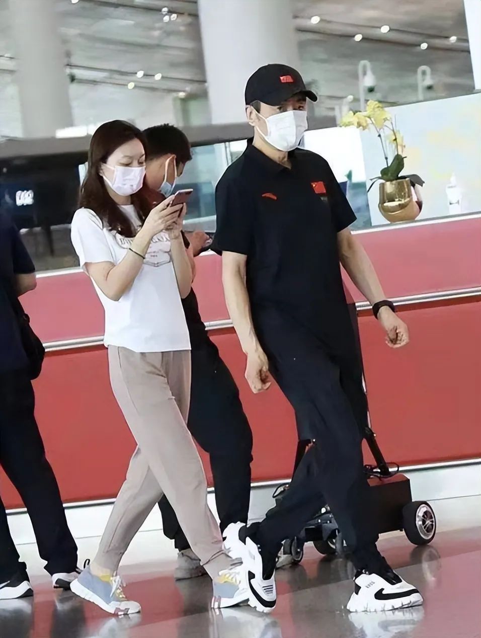 张艺谋|张艺谋72岁宝刀未老,穿一万潮鞋健步如飞,娇妻在后面都有点跟不上了