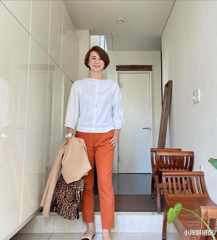 50+女人别穿得花里胡哨，这位日本主妇简单款配短发，大方显气质