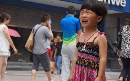 3岁女童商场走失求助,当广播喊出爸爸名字时,全商场沸腾了