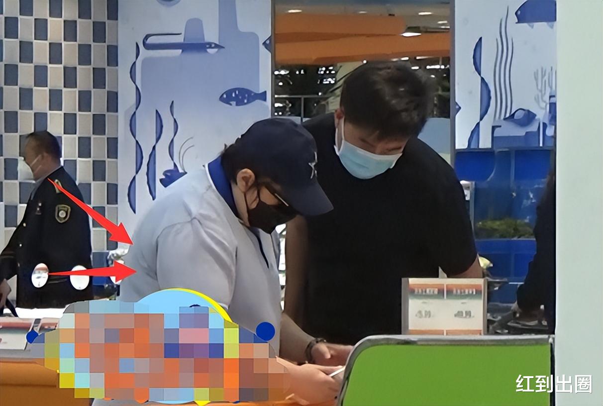 韩红|51岁韩红到超市扫货被拍,挺大肚腋下赘肉明显,男司机作陪显亲密