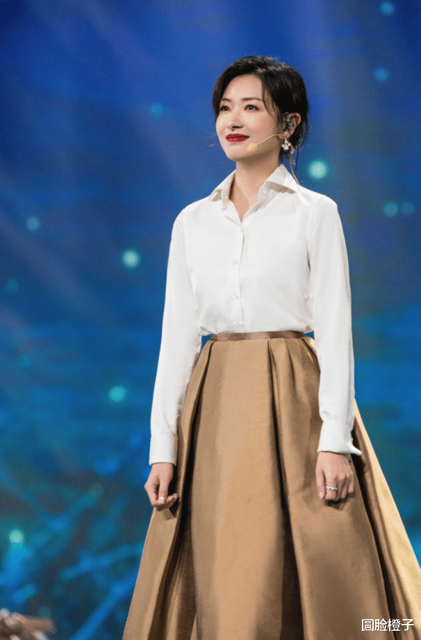 熬夜 万茜穿连衣裙太美了,一身纯白色西装裙拍写真,五官精致气质冷艳