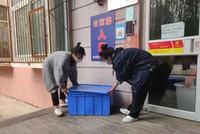 郑州大学一学生向辣条一哥求助，结果喜从天降，一车辣条送进校园