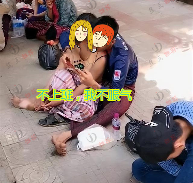 打工男子失业后不上班,抱着漂亮女友玩手机,网友:输给他我不服