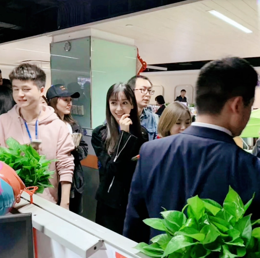 进化论|杨颖私下聚会玩超嗨，化浓妆模样变化大，卧蚕变大鼻子超高显怪异