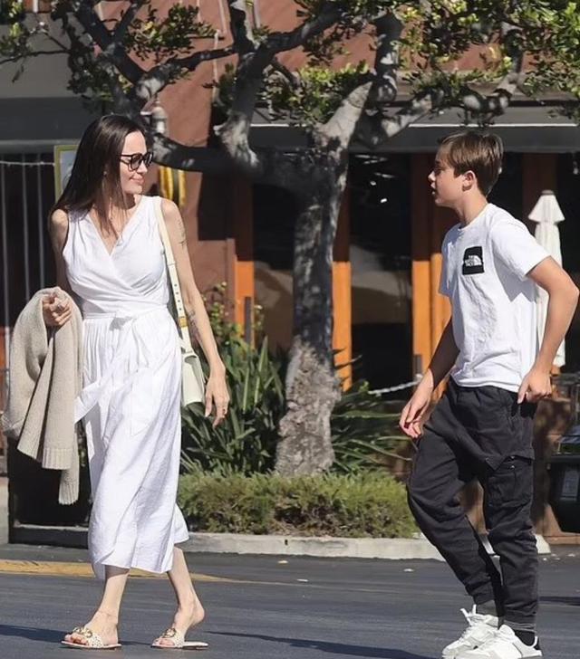 安吉丽娜·朱莉|安吉丽娜朱莉与皮特的14岁儿子曝光，俊美容貌神似父亲，太帅了！