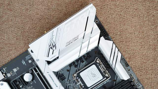 索尼|特效拉满，打造一台能在4K分辨率下畅玩老头环的黑白配色主机