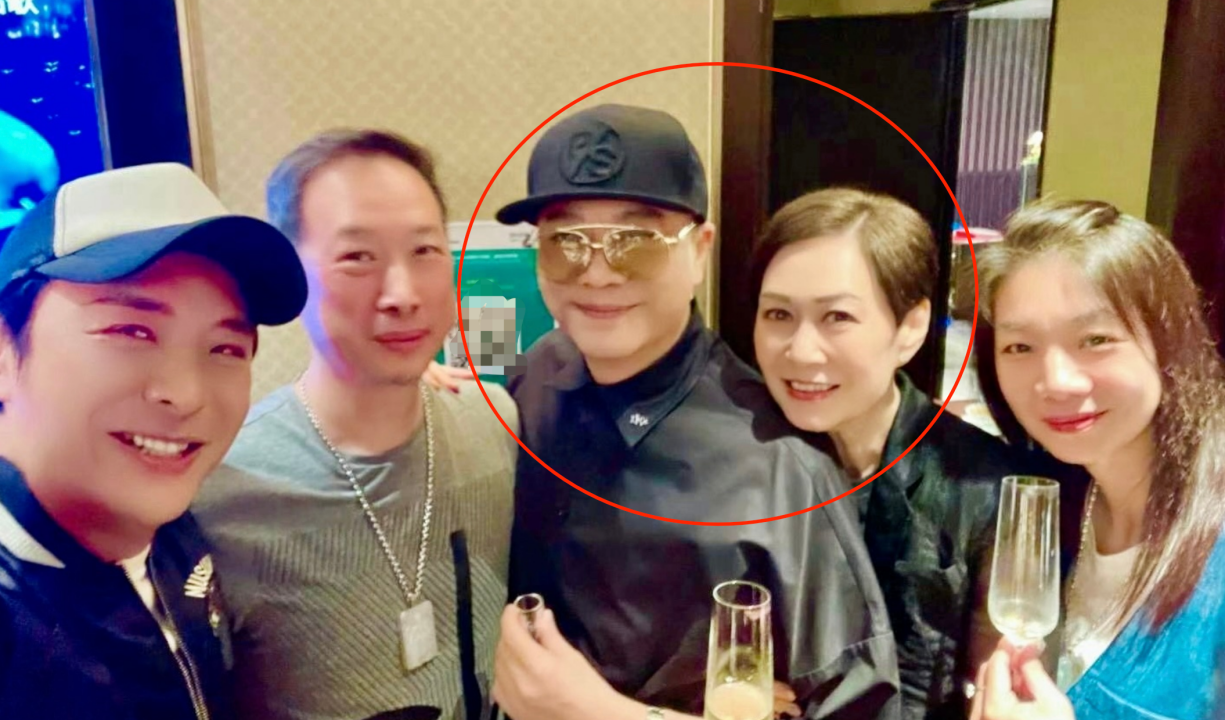 欧阳震华|欧阳震华夫妇高档酒店吃饭!戴金表喝香槟太潇洒,结婚26年没孩子