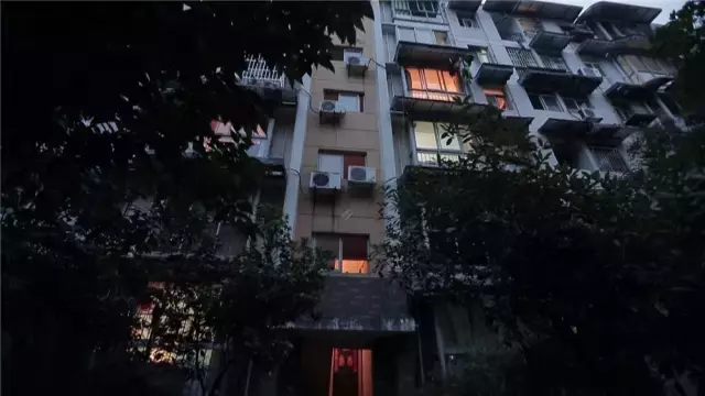 俩夫妻花3万装修38㎡一室一厅,水泥铺地面,自己做家具!