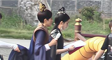 凡尔赛|《幸福》播出后，赵丽颖拍摄《与凤行》，学习态度很认真！