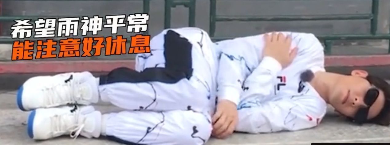 萧敬腾|萧敬腾成都吃火锅，打扮低调引众人围观，成都再次下雨引热议