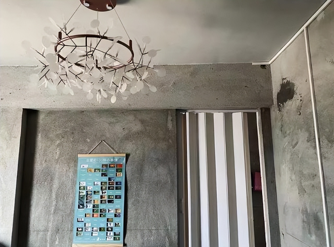 没钱装修，直接住进毛坯房，这对小夫妻的“赤贫风”意外火了