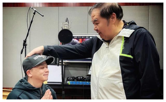 郑则仕|71岁郑则仕带妻子参加婚礼，脸色红润状态好，妻子身材苗条