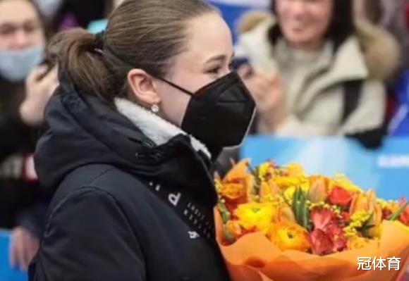 鲜花|瓦利耶娃笑了！手捧鲜花略显娇羞，粉丝大声欢呼，随从仍很严肃