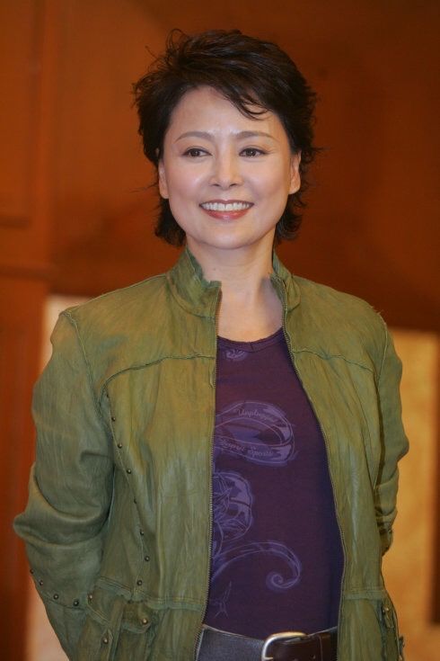 刘海 看到65岁张瑜才发现:女人上了年纪烫卷发,比想象中更洋气减龄