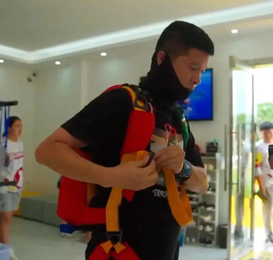 网传痞幼男友追过其母亲，两人聊天截图看出端倪，痞妈回应引热议