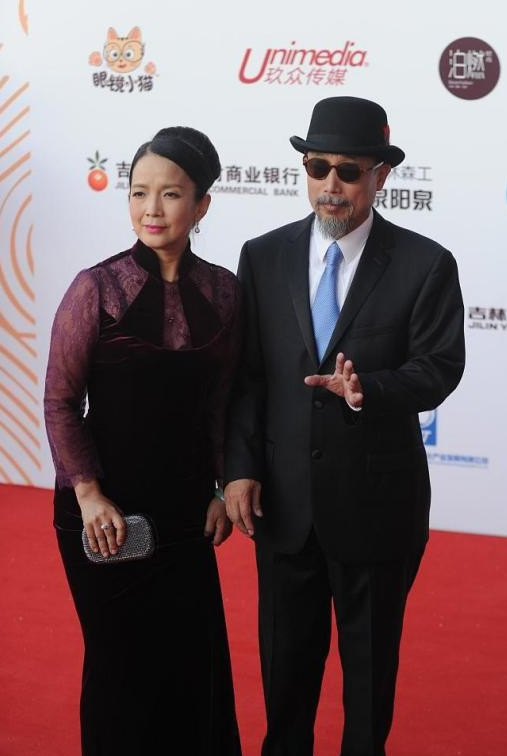 吕丽萍|吕丽萍夫妇引领老年时尚，她穿旗袍尽显优雅韵味，孙海英西装绅士又帅气