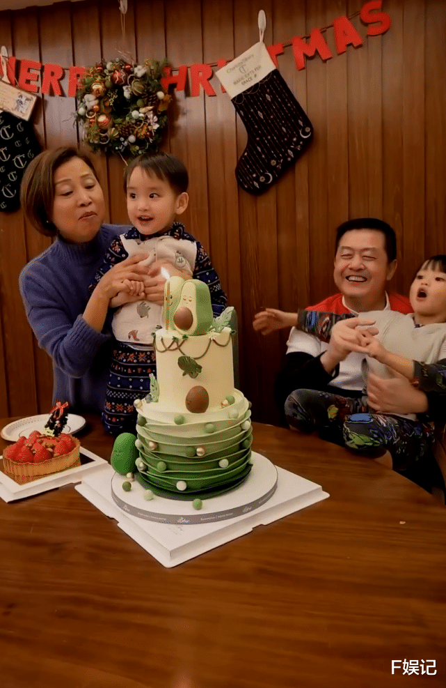 郑嘉颖|郑嘉颖一家人在家吃大餐为岳母庆生 三代同堂一起庆祝很温馨