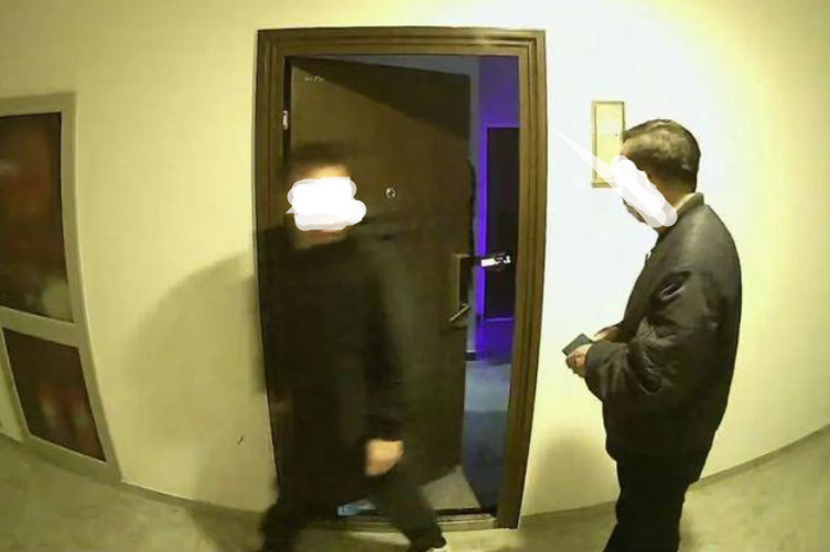 年轻女租客“爱情买卖”,被对门记录,十余人光临门槛都被踏破了