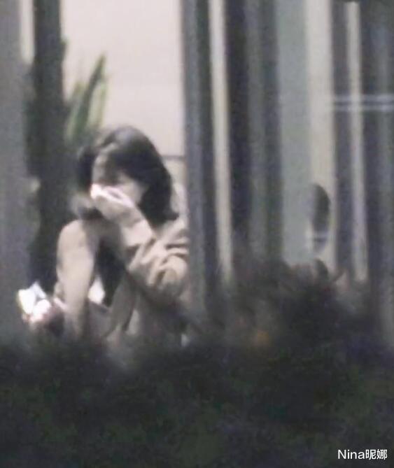 东君懿|王菲聚会！穿西装披头散发像大妈认不出，哭着离开全程靠助理搀扶