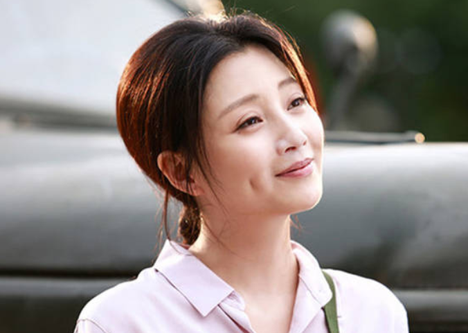 殷桃|不戴珠宝、素颜领奖，殷桃的清醒让太多娱乐圈女明星汗颜！