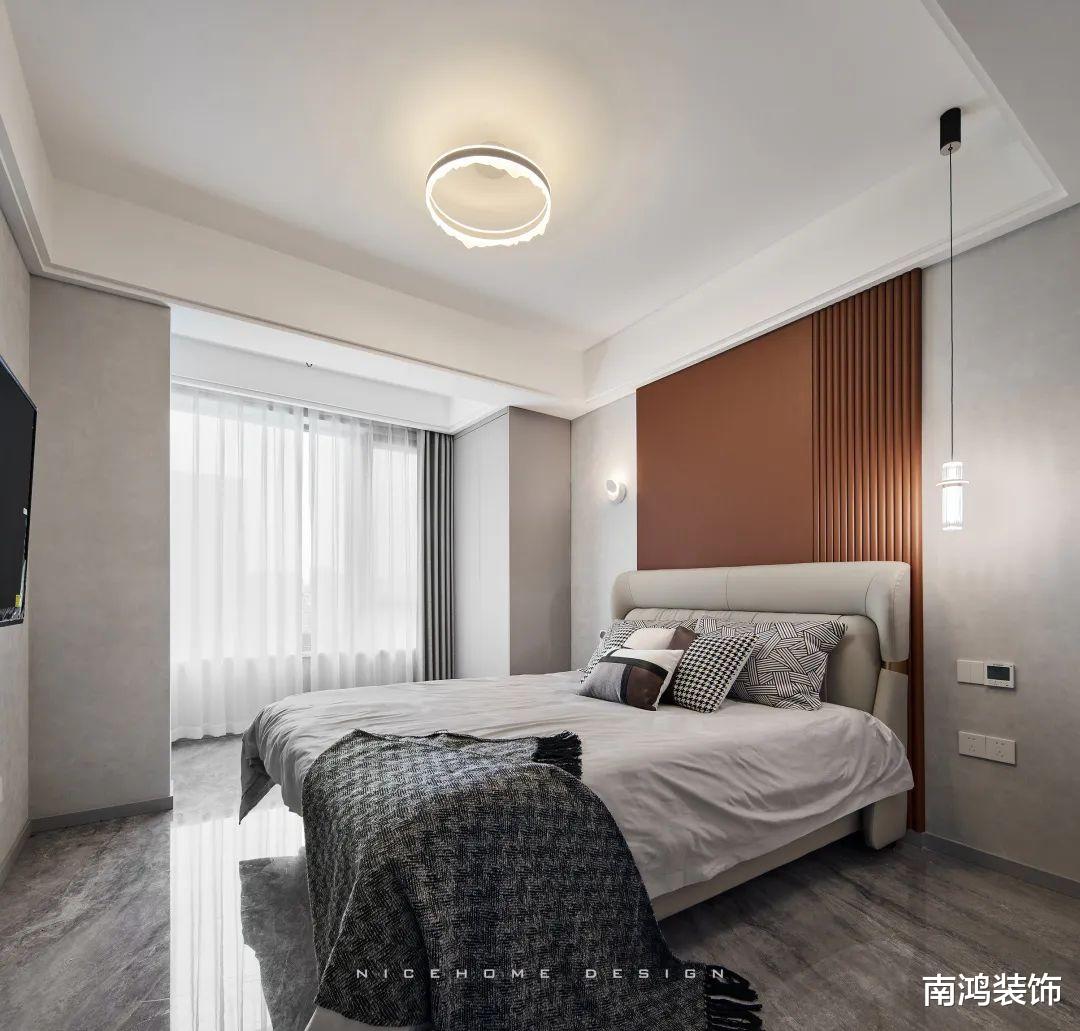 在日常与超越日常之间，感受现代轻奢的美与舒朗