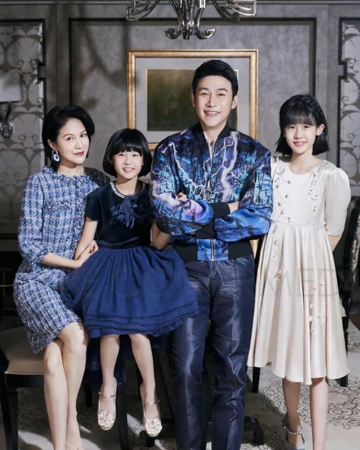 穿衣搭配|陆毅晒一家四口照,13岁贝儿身高直追180,脸跟小时候一模一样