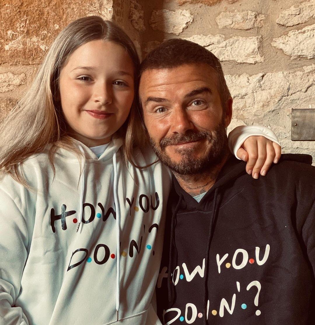 |贝克汉姆女儿10岁变多才艺美少女,化淡妆当哥哥婚礼伴娘出场好美