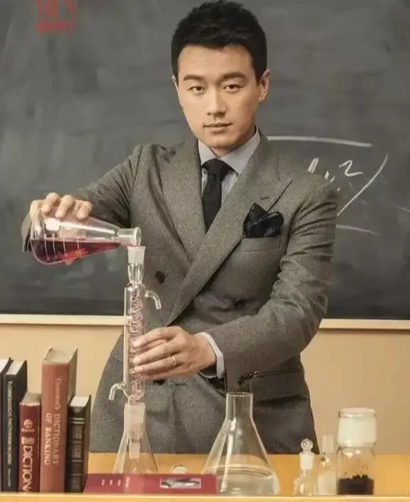 范冰冰 范冰冰回归 : 身穿白大褂的摆拍视频，网友质疑：元素周期表能背下来吗？别再东施效颦了！