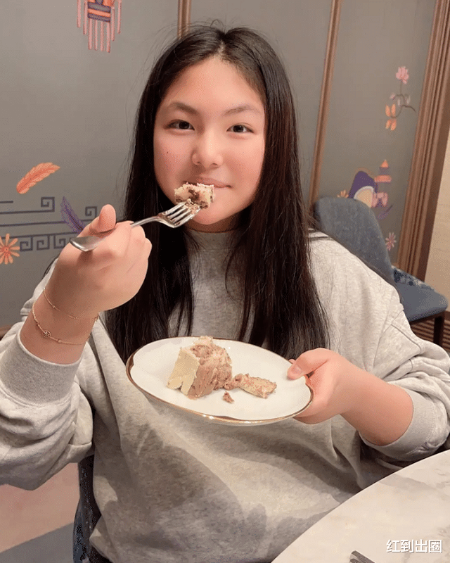 朴敏英|12岁王诗龄在家做蛋糕！面部红润尖下巴抢镜，新豪宅内景曝光太奢华