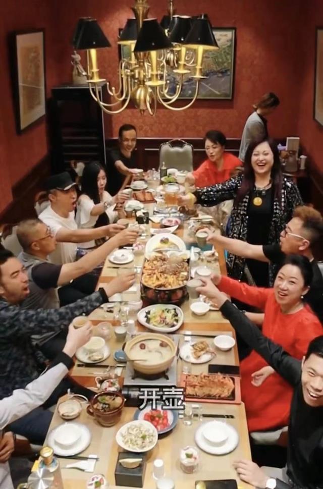 王璐瑶|52岁王璐瑶聚会发福明显,菜品价格不菲,戴奢华珠宝显贵气